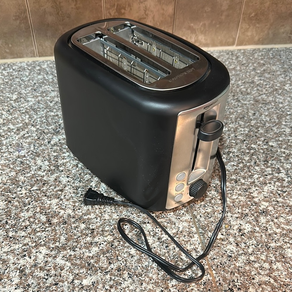 Amazon Basics Toaster - NEW